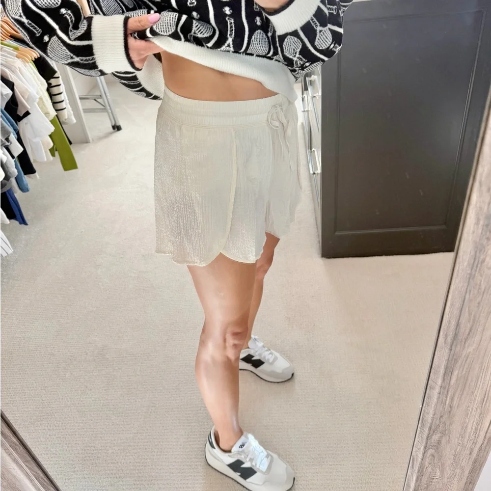 Preowned Lululemon Negative Split Textured Run Short 2.5" Cream Shorts Small - Picture 7 of 7